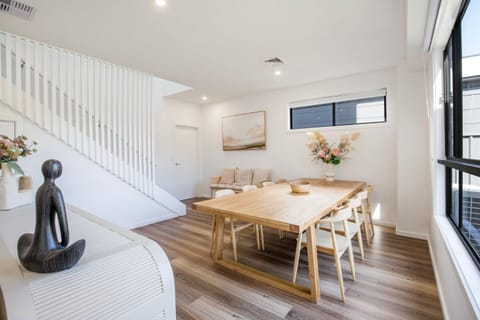 Burra Beachy - Pet Friendly - 5 Mins Walk to Beach House in Culburra Beach