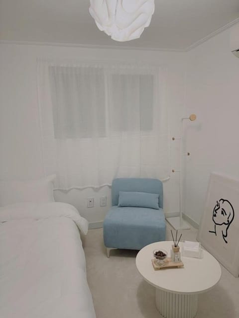 Bed, Seating area, Bedroom