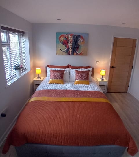 Bed, Photo of the whole room, Decorative detail, Bedroom, Breakfast, Lunch, Dinner, heating, wardrobe