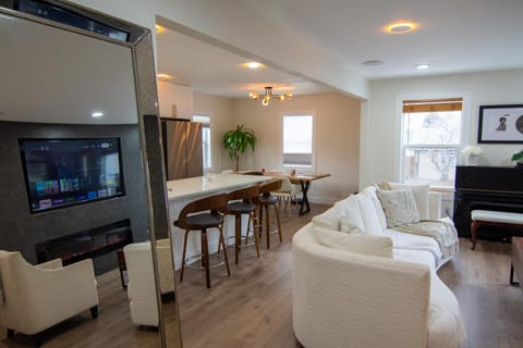 Stylish 5bdr retreat, 2 kitchen, large tvs, ps5 Condo in Englewood