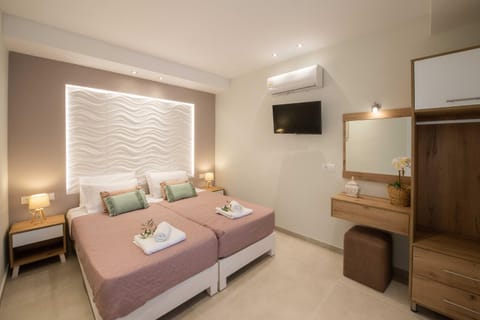 Bed, TV and multimedia, Photo of the whole room, Bedroom, towels, wardrobe, air conditioner