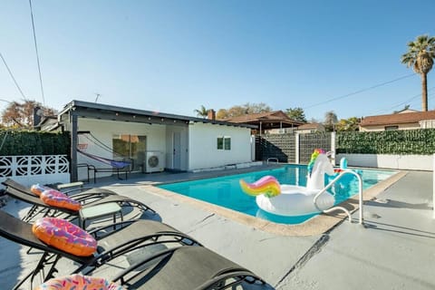 Sparkling Pool! 5 Bedroom 3 Bath Plus Game Room House in Rosemead