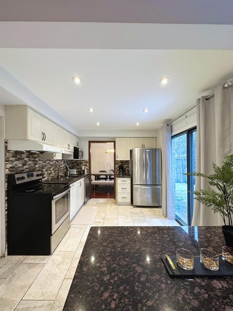 Elegant Spacious 4BR House in Upscale Neighborhood Haus in Richmond Hill