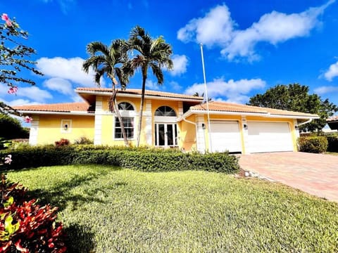 Waterfront Home With Heated Pool/Jacuzzi and only 1mile to beach Maison in Marco Island