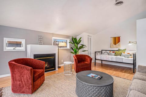 Riverside Suites - Unit B Apartment in Saugatuck