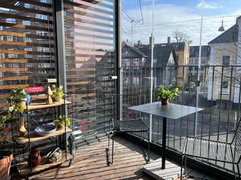 Property building, View (from property/room), Balcony/Terrace, Dining area