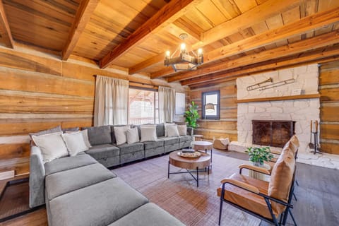 Cozy Cabin in Canton with Game Room Close to Hikes! Maison in East Fork
