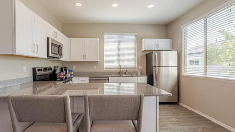 Landing Modern Apartment with Amazing Amenities (ID6533X33) Apartment in Litchfield Park