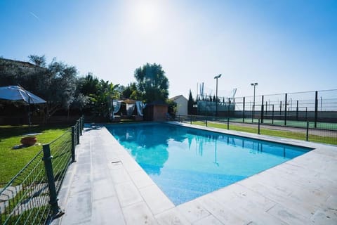 Villa en Montequinto. Con piscina. Pista de pádel Villa in Seville