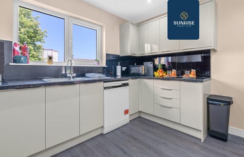 MUIRTON HOUSE, 4 Bed House, 4 Car Driveway, 2 Bathrooms, Smart TVs in every room, Fully Equipped Kitchen, Large Dining and Living Space, Rear Garden, Free WiFi, Mid to Long Stay Rates Available by SUNRISE SHORT LETS House in Dundee