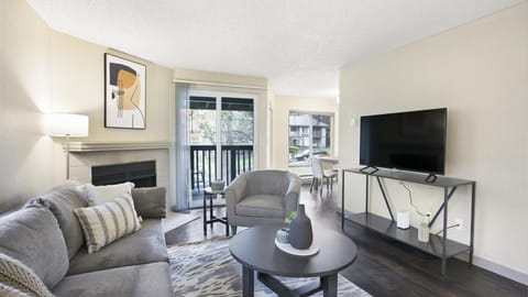 Landing Modern Apartment with Amazing Amenities (ID8880X29) Condominio in Federal Way