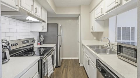Landing Modern Apartment with Amazing Amenities (ID7958X11) Condo in Lake Magdalene