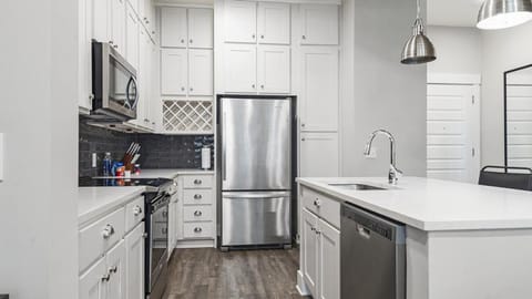 Landing Modern Apartment with Amazing Amenities (ID9912X42) Apartment in Brentwood