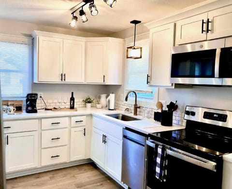 Coffee/tea facilities, Kitchen or kitchenette, dishwasher, oven, stove