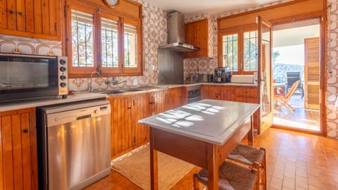 Kitchen or kitchenette, Dining area, dishwasher, minibar, pet friendly, stove, toaster