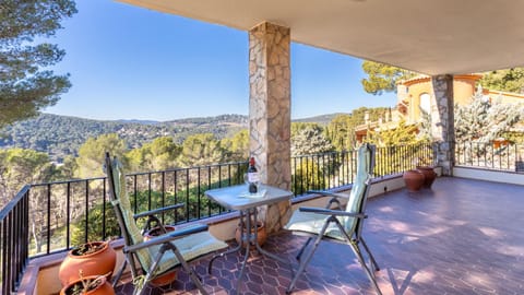 Property building, Day, Natural landscape, View (from property/room), Balcony/Terrace, Balcony/Terrace, Dining area, Mountain view