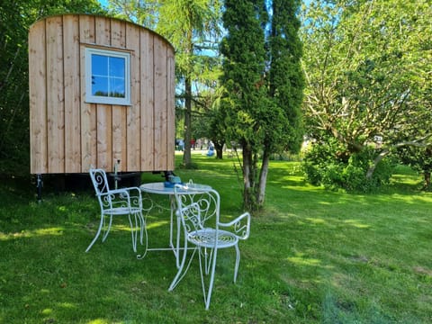 B&B Bauernhofferien auf Møn, Schäferwagen " DARK SKY" Farm Stay in Stege