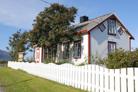 Hov Feriehus House in Lofoten