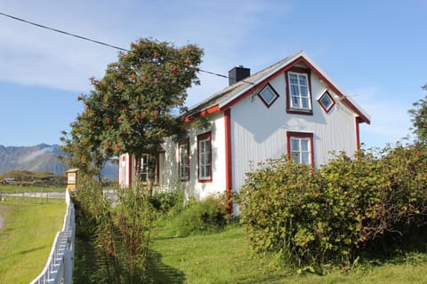 Hov Feriehus House in Lofoten