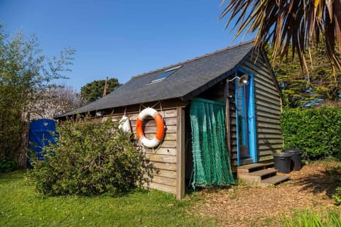 Kitchen or kitchenette, Garden view