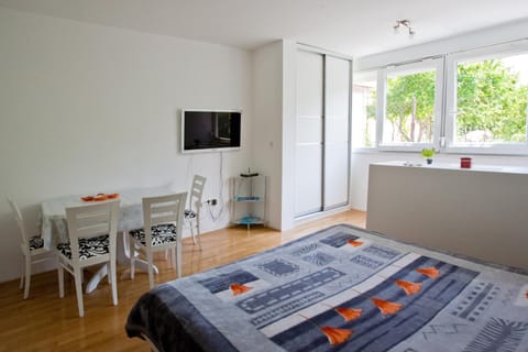 TV and multimedia, Living room, Photo of the whole room, Dining area, Bedroom