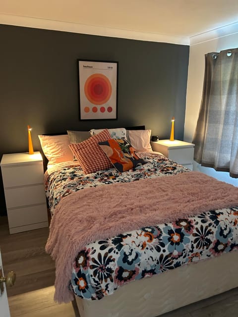 Bed, Photo of the whole room, Bedroom