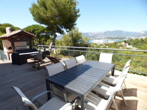 Terrasse pleine vue mer, 4 chambres, climatisation, boulodrome, Villa in La Seyne-sur-Mer