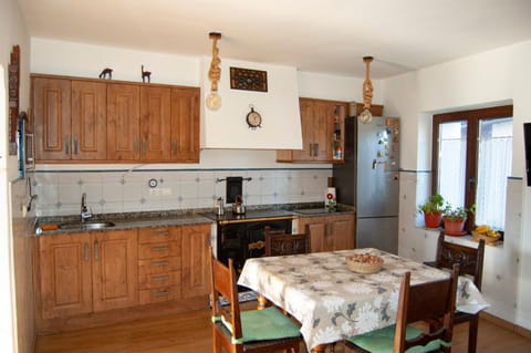 Kitchen or kitchenette, Dining area, pet friendly, stove