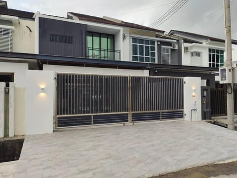 Property building, Day, Balcony/Terrace