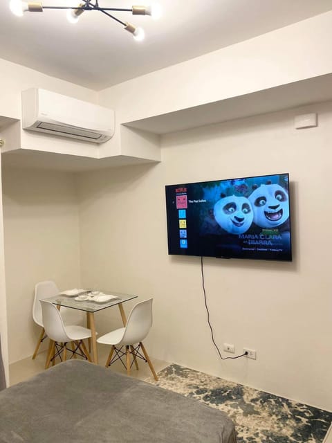 Communal lounge/ TV room, TV and multimedia, Dining area, Evening entertainment, air conditioner