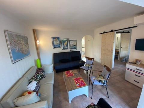 Bel appartement avec jardin à seulement 50 m de la plage et de Sanary.Climatisation Apartment in Sanary-sur-Mer