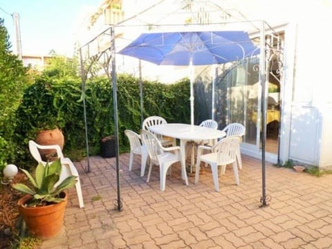 Bel appartement avec jardin à seulement 50 m de la plage et de Sanary.Climatisation Condo in Sanary-sur-Mer