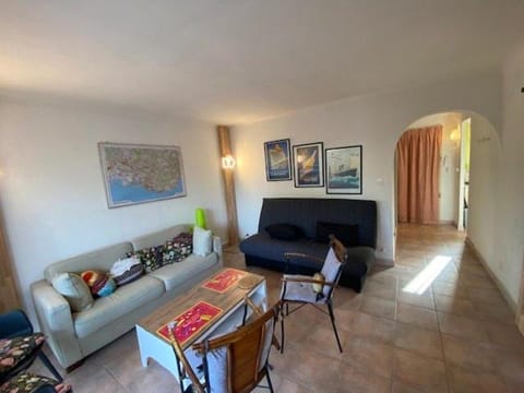 Bel appartement avec jardin à seulement 50 m de la plage et de Sanary.Climatisation Apartment in Sanary-sur-Mer