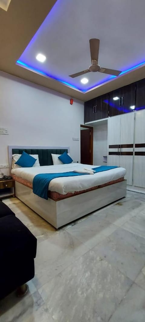 The Kashi Inn. A 7 bedroom holiday home. Near Assi Ghat. House in Hyderabad