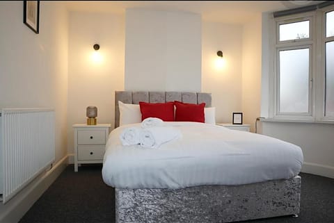 Large Capacity Comfortable Group Stay House in Nottingham