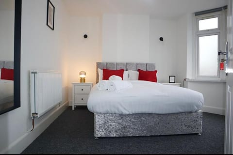 Large Capacity Comfortable Group Stay House in Nottingham