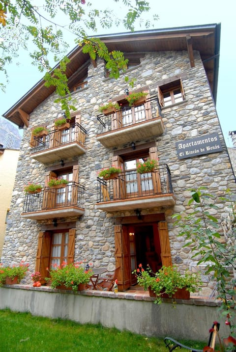 Facade/entrance, Mountain view