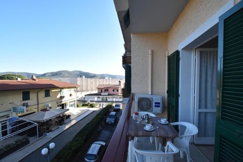 Property building, Balcony/Terrace, Mountain view