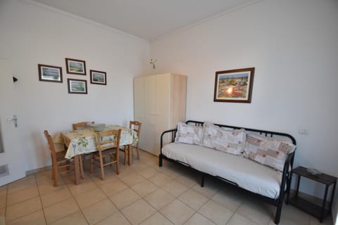 Bed, Living room, Dining area, air conditioner