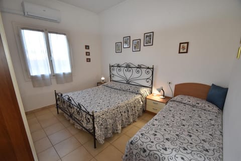 Bed, Photo of the whole room, Bedroom, air conditioner