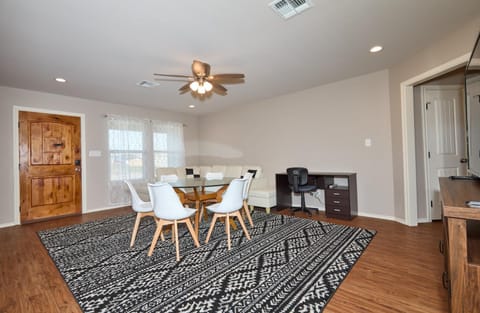 Living room, Seating area, Dining area, fireplace