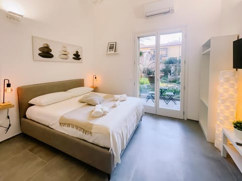Property building, Bed, TV and multimedia, Floor plan, Bedroom, internet, towels, wardrobe, air conditioner