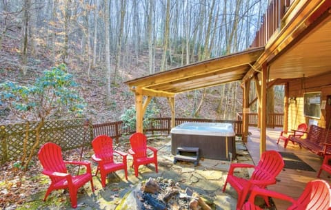 Treetop Towers 3 story home w hot tub, 2 kitchens, game room in Asheville Casa in Swannanoa