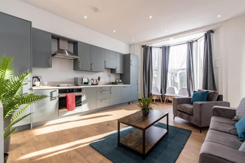 Victoria Apartments: Contractor's Choice 3BR in Hartlepool Apartment in Hartlepool