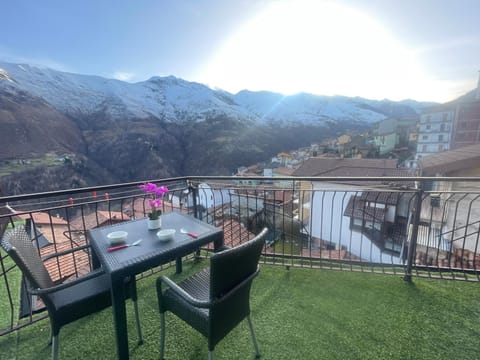 View (from property/room), Balcony/Terrace, Mountain view