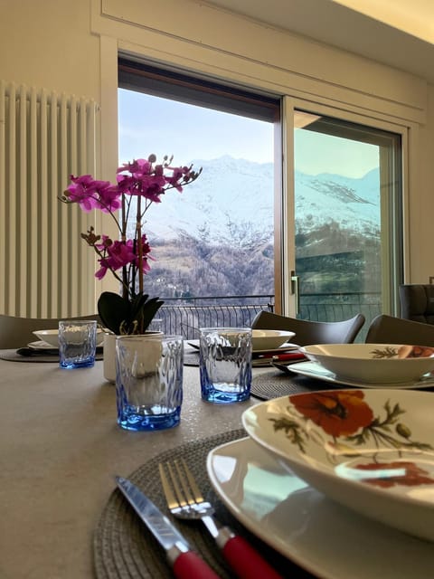 Dining area, Mountain view