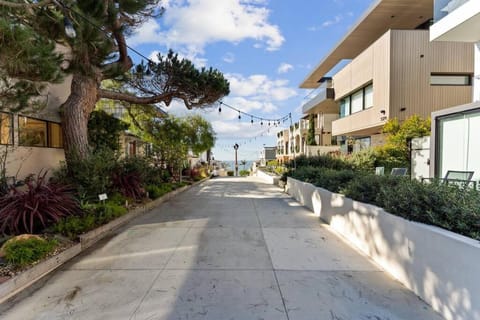 Downtown Manhattan Beach Walk Street - Lower Unit of Duplex Apartment in Manhattan Beach