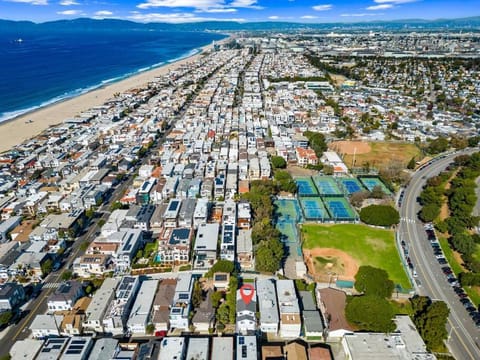 Downtown Manhattan Beach Walk Street - Lower Unit of Duplex Apartment in Manhattan Beach