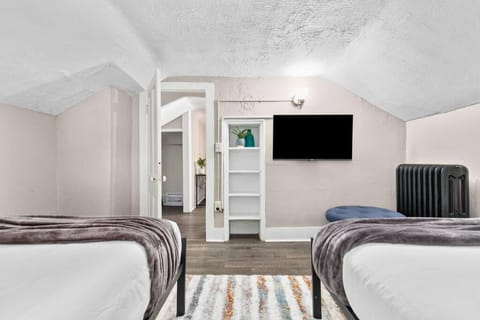 NEW Sleeps 13 Convenient&Close Maison in Oshkosh