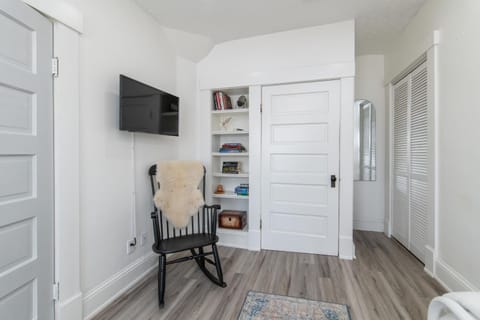 Library, TV and multimedia, Seating area, wardrobe